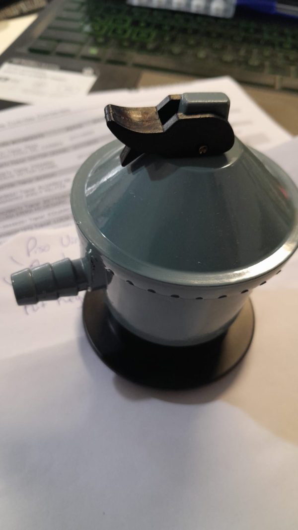 KIT REGULADOR DE VALVULA DE GAS  CON MANGUERA Y ABRAZADERA - Imagen 3