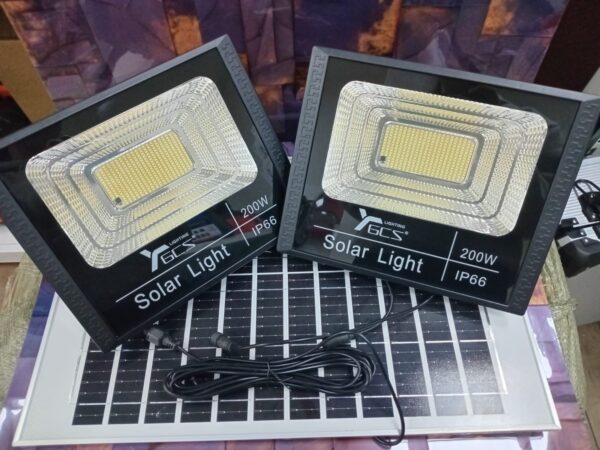 FOCO SOLAR DOBLE CON PANEL APARTE DE 200 WATTS - Imagen 3